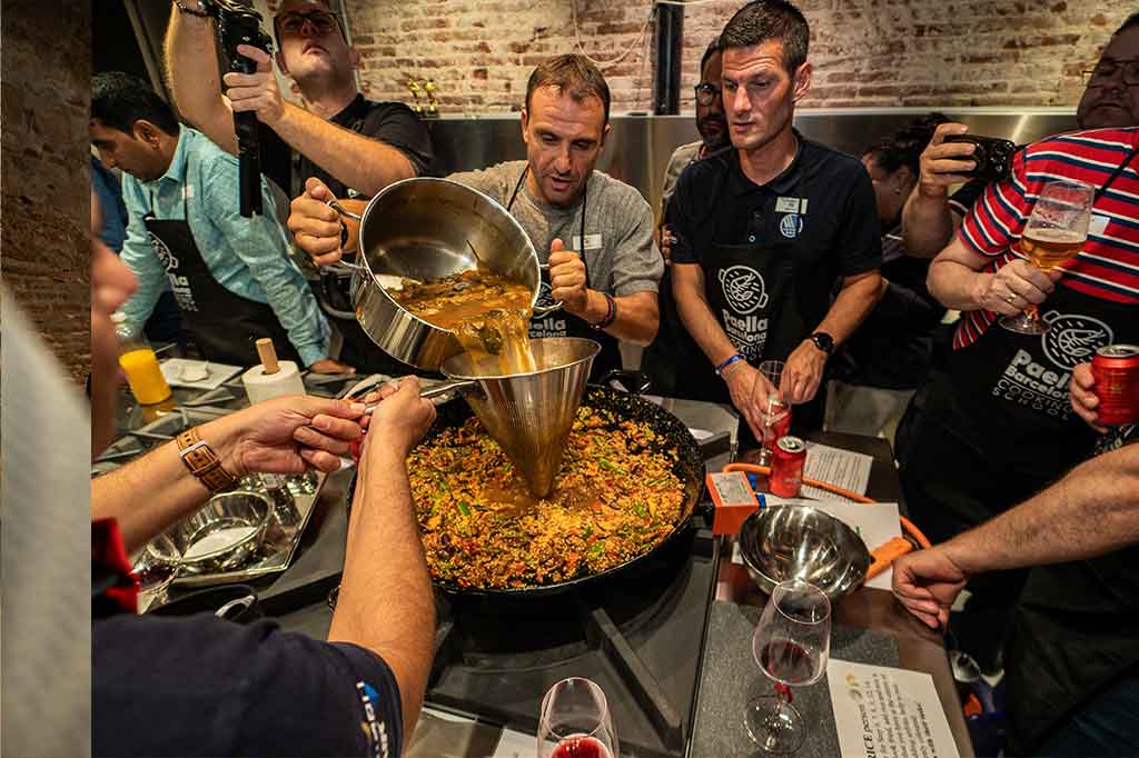 Workshop or activity with a gastronomic experience to cook paella with the family in Barcelona