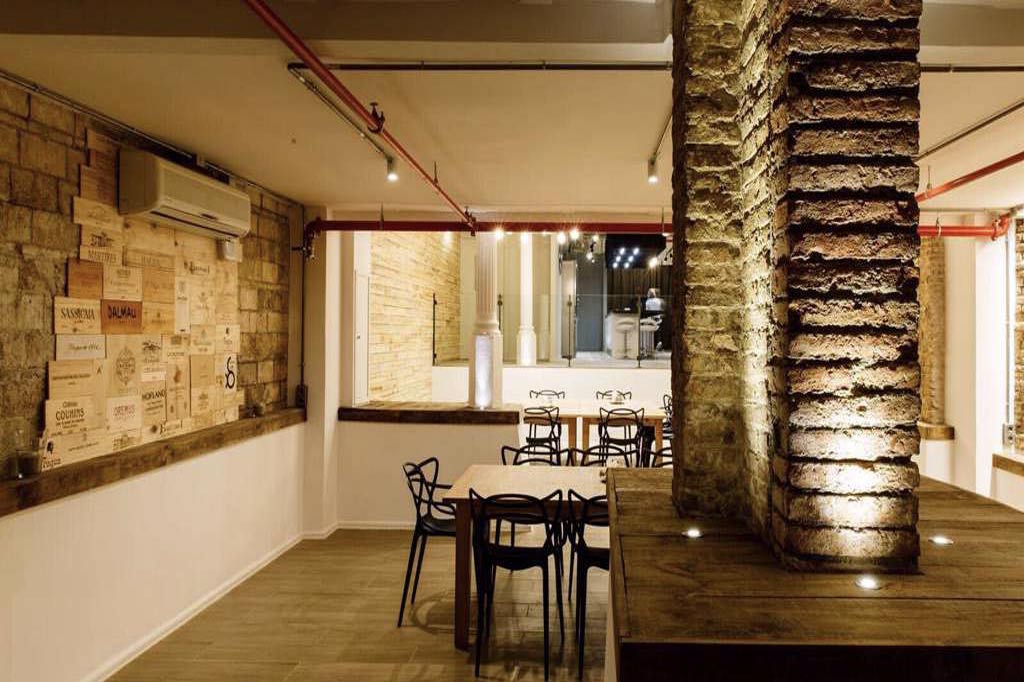 Experience culinary paella team building in Barcelona for companies, a hands-on activity that fosters collaboration while enjoying authentic Spanish flavors together.