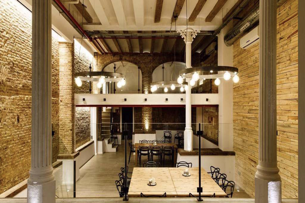 Enjoy paella team building activities in Barcelona for teams, a hands-on experience that brings people together through collaboration, fun, and authentic Spanish cuisine.