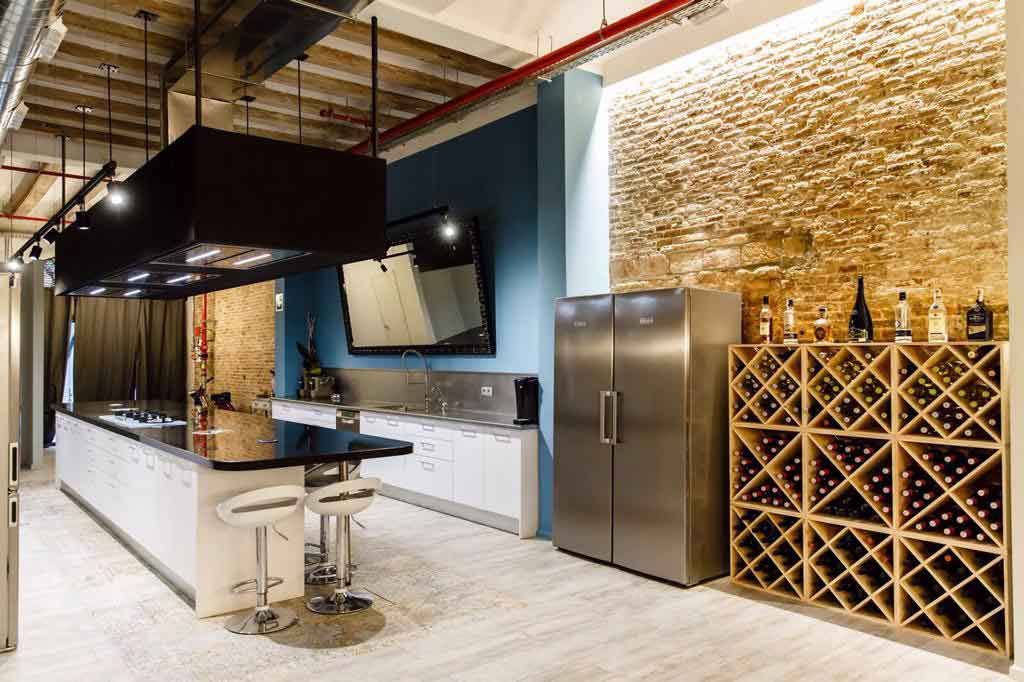 Experience cooking team building in Barcelona with paella workshops for company teams, a hands-on activity that encourages collaboration while enjoying authentic Spanish cuisine together.