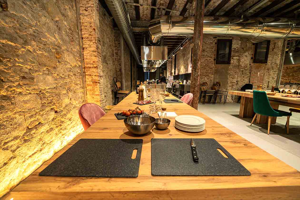 Gastronomic spaces for paella cooking classes and Team Building workshops in Barcelona, activities for groups and corporate teams