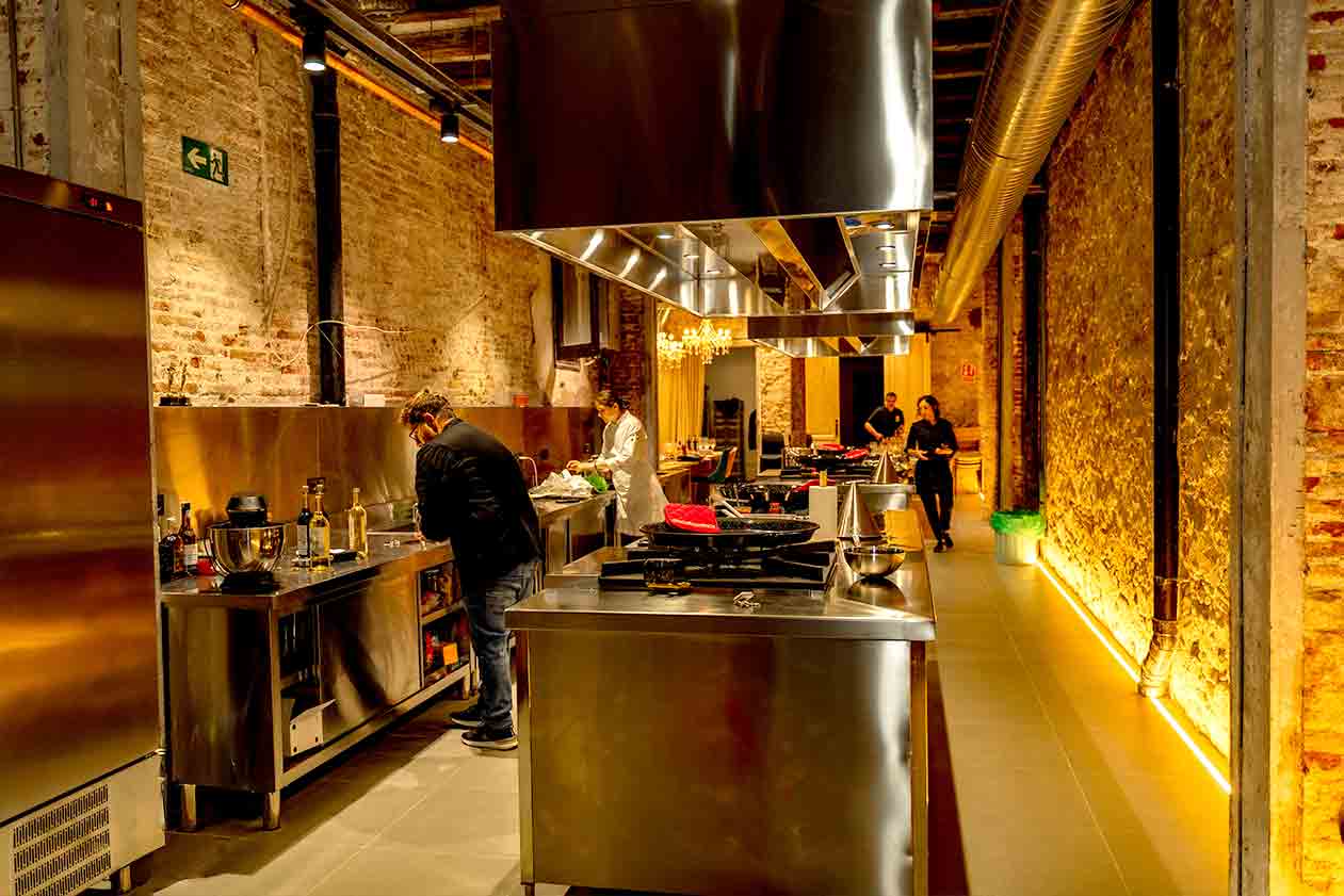 Explore culinary team building in Barcelona with engaging activities for groups and corporate teams, designed to strengthen teamwork through a fun and interactive cooking experience.