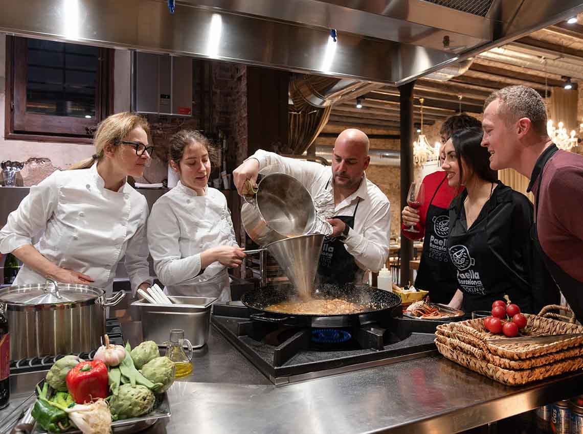 Live a culinary team building experience in Barcelona designed for companies and groups, where cooking becomes the best way to connect, collaborate and enjoy together.