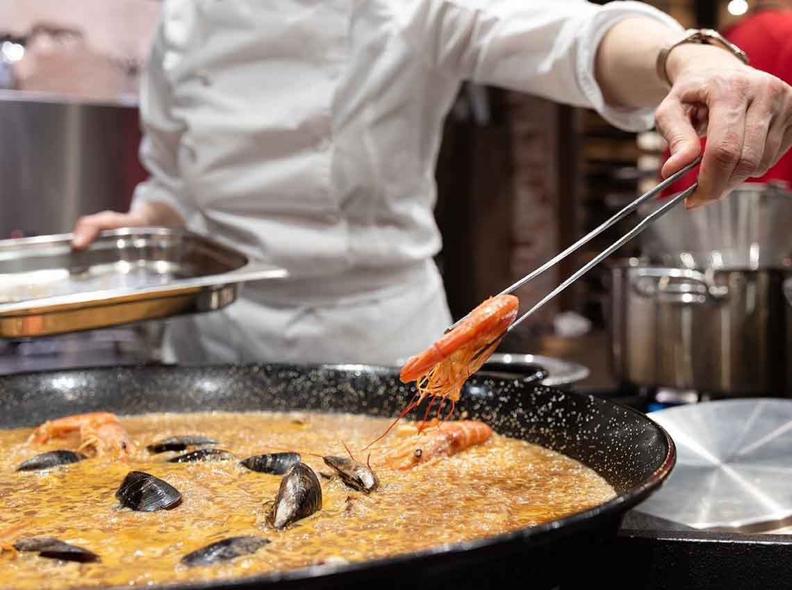 Live a culinary team building experience in Barcelona designed for companies and groups, where cooking becomes the best way to connect, collaborate and enjoy together.